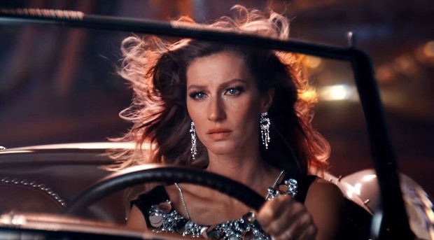 Gisele Bündchen aparece deslumbrante e beija bonitão em vídeo da Chanel
