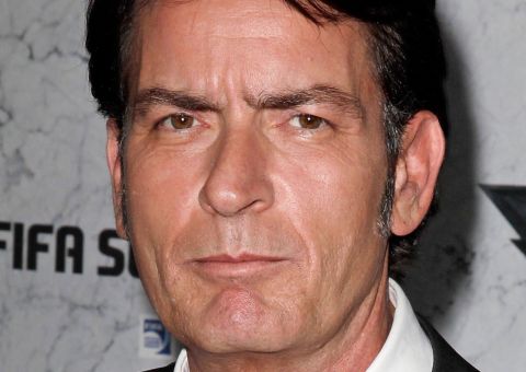 Rihanna e Charlie Sheen brigam no twitter