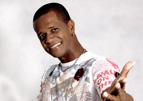 Charlles André, ex-Morenos, se apresenta no Sambaqui