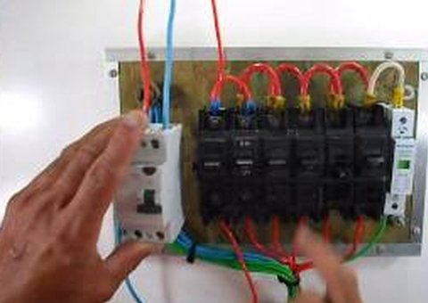 Estuprador desliga energia da casa para estuprar mulher