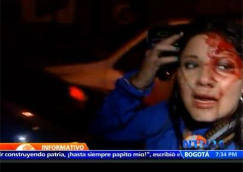 Repórter é agredida por militantes chavistas em Caracas