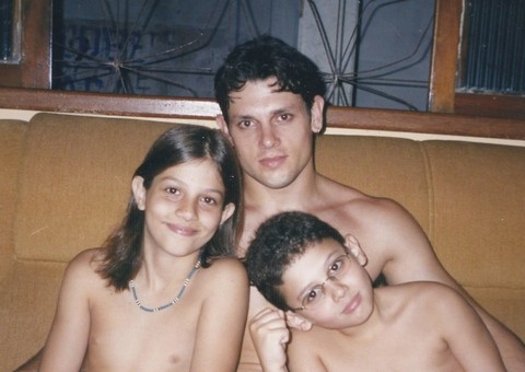 Chay Suede aparece novinho em foto antiga. Veja: