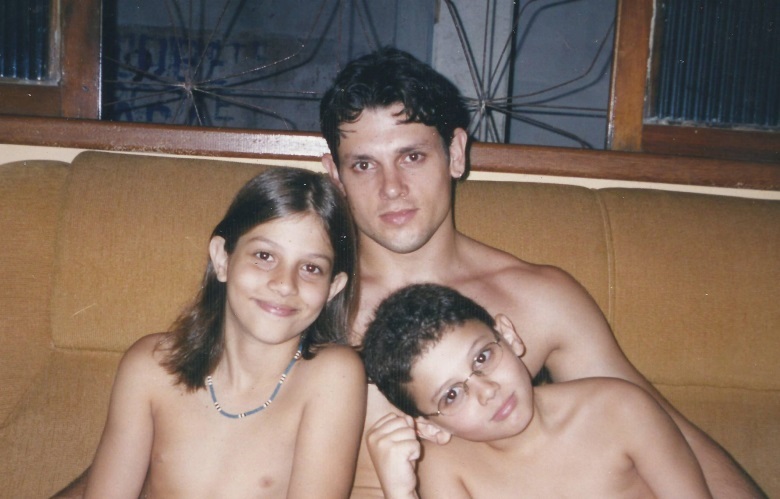 Chay Suede aparece novinho em foto antiga. Veja: