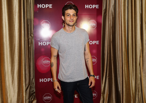 Chay Suede causa euforia com novo visual em festa