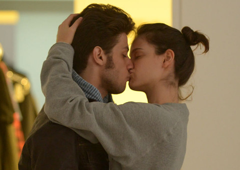 Chay Suede, o 'Comendador novinho", é clicado beijando muito  