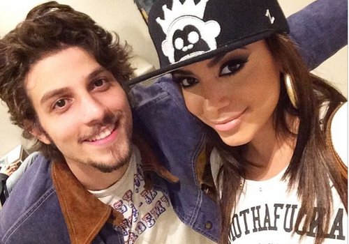 Espertinha, Anitta troca telefone com Chay Suede