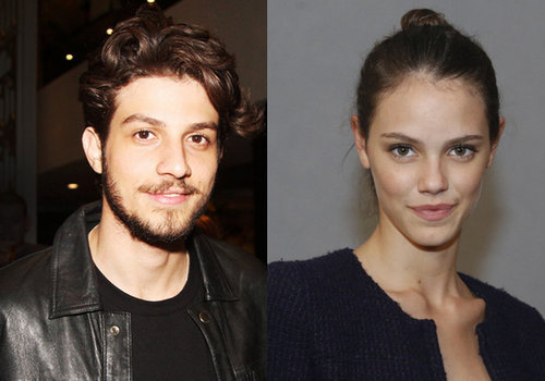 Após serem flagrados juntos, Chay Suede faz declaração para Laura Neves