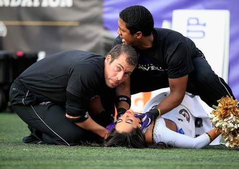 Cheerleader é lançada ao ar durante apresentação e vai parar no hospital 