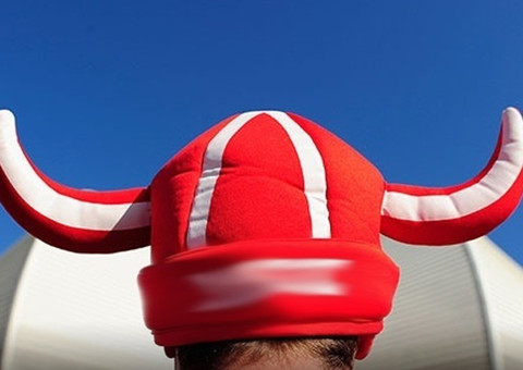 Torcedor deixa jogo mais cedo e flagra esposa com amante