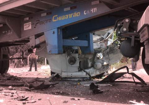 Kombi  atinge carreta no Distrito. Criança fica ferida e mulher morre