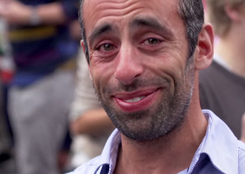 Mil pessoas resolvem comer a pimenta mais forte do mundo em acabacam se dando muito mal