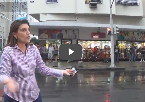 Repórter da Globo dá chilique e população dá o troco na rua