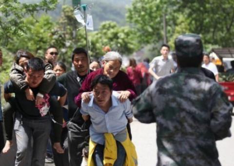 Ao menos 152 mortos e milhares de feridos em terremoto na China