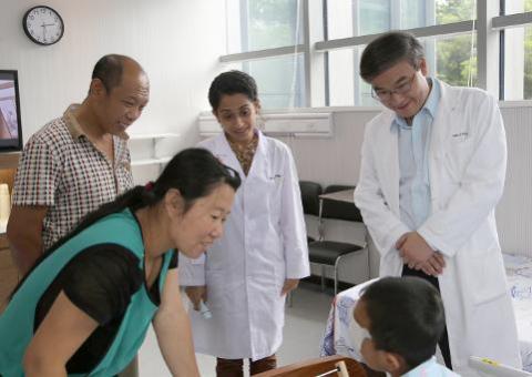 Menino chinês que teve olhos arrancados pela tia é operado