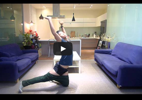 Como vestir uma calça de moletom sem usar as mãos