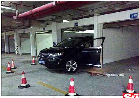 Mulher tenta estacionar de ré, mata o marido e ainda se mata prensando a própria cabeça