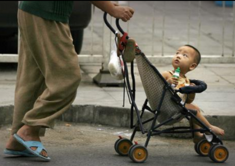 China flexibiliza política do filho único e reduz pena de morte