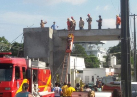 Homem sofre choque elétrico a 8 m de altura