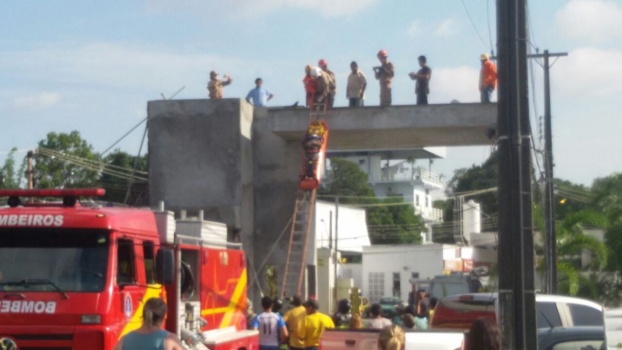 Homem sofre choque elétrico a 8 m de altura