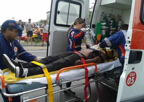 Operário leva choque elétrico e cai de 3 m 