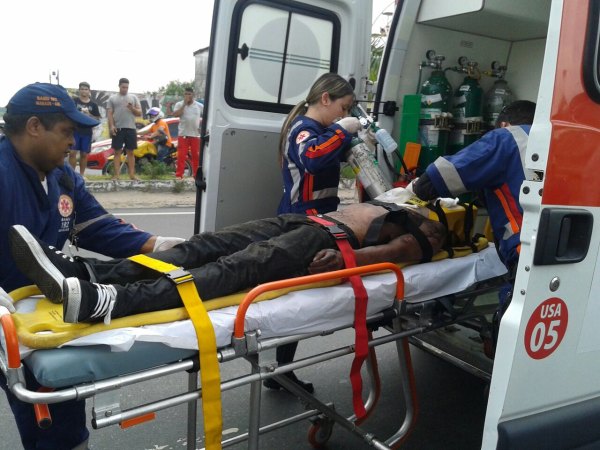 Operário leva choque elétrico e cai de 3 m 