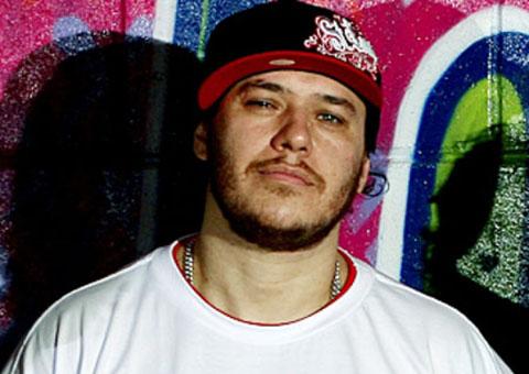 Em Manaus, mais de 2 mil fãs prestam homenagens ao cantor Chorão