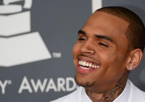 Chris Brown é acusado de fugir após bater carro