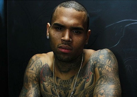 Chris Brown tomou todas e voltou pra casa carregado por amigos  