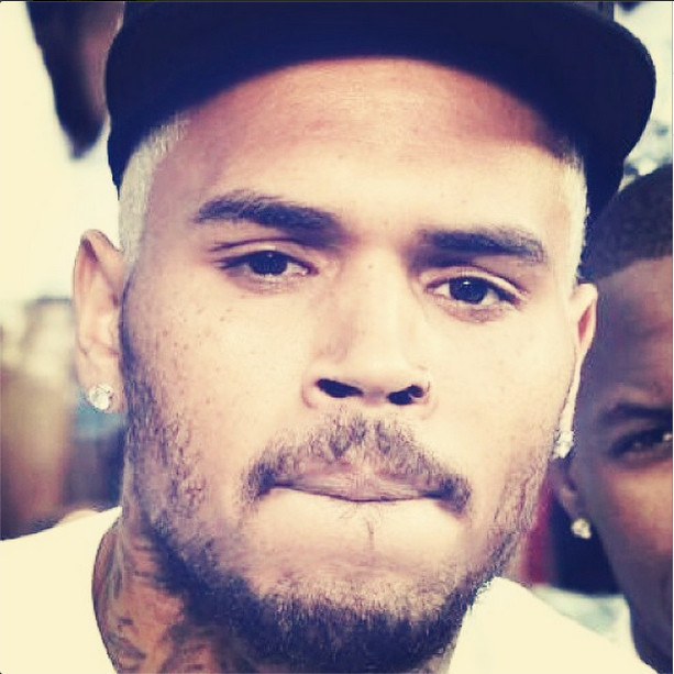 Chris Brown é criticado ao dizer que ebola é forma de "controle populacional" 