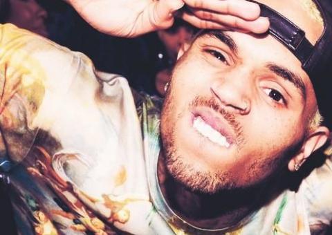  Sob investigação e em liberdade condicional, Chris Brown pode ser preso
