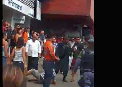 Retirada de vendedores de churrasco cria tumulto na Eduardo Ribeiro