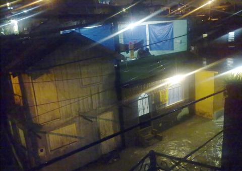 Rua das Cacimbas vira um lago com as chuvas  deste domingo