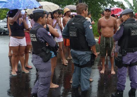 Casas desabam e ruas alagam em dia de muita chuva em Manaus