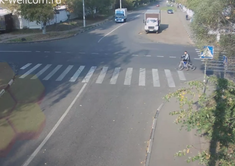 Ciclista sortudo sai ileso após acidente com caminhão