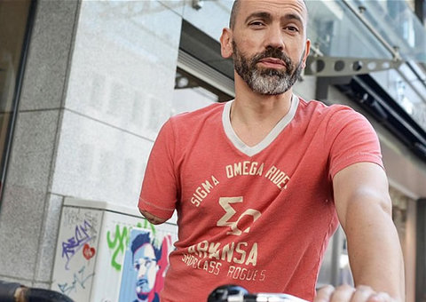 Ciclista amputado é multado por pedalar com uma mão