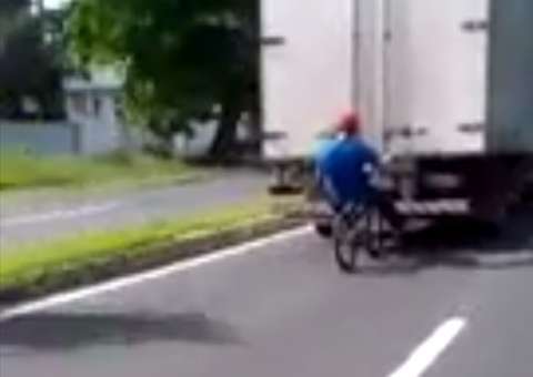 Ciclista é arrastado por traseira de caminhão no São Jorge