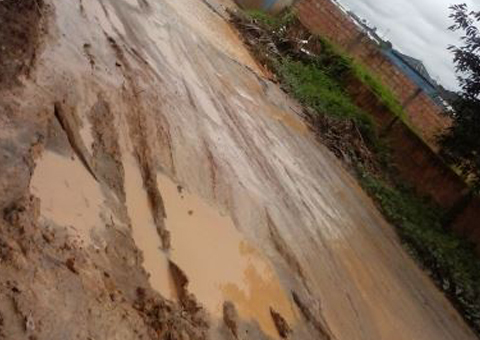 Buraco e lama marcam a entrada do Conjunto Cidadão Dez