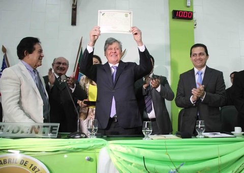  Prefeito Artur Neto recebe título de cidadão itacoatiarense