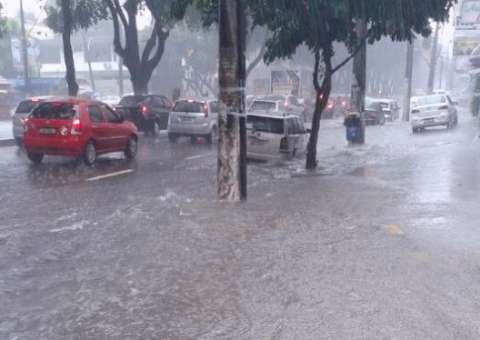 Chuva alaga ruas no Centro de Manaus