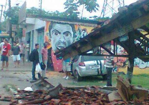 Em alta velocidade, carro destrói parada de ônibus