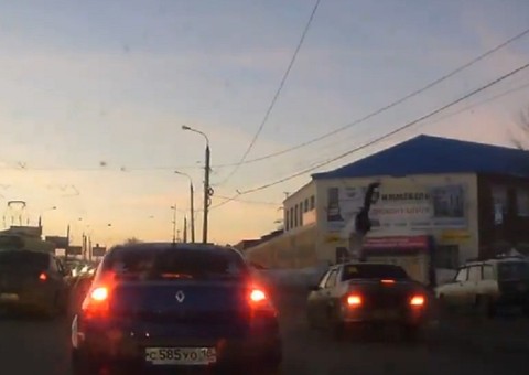 Motorista não vê mulher na faixa de pedestres e a atropela brutalmente