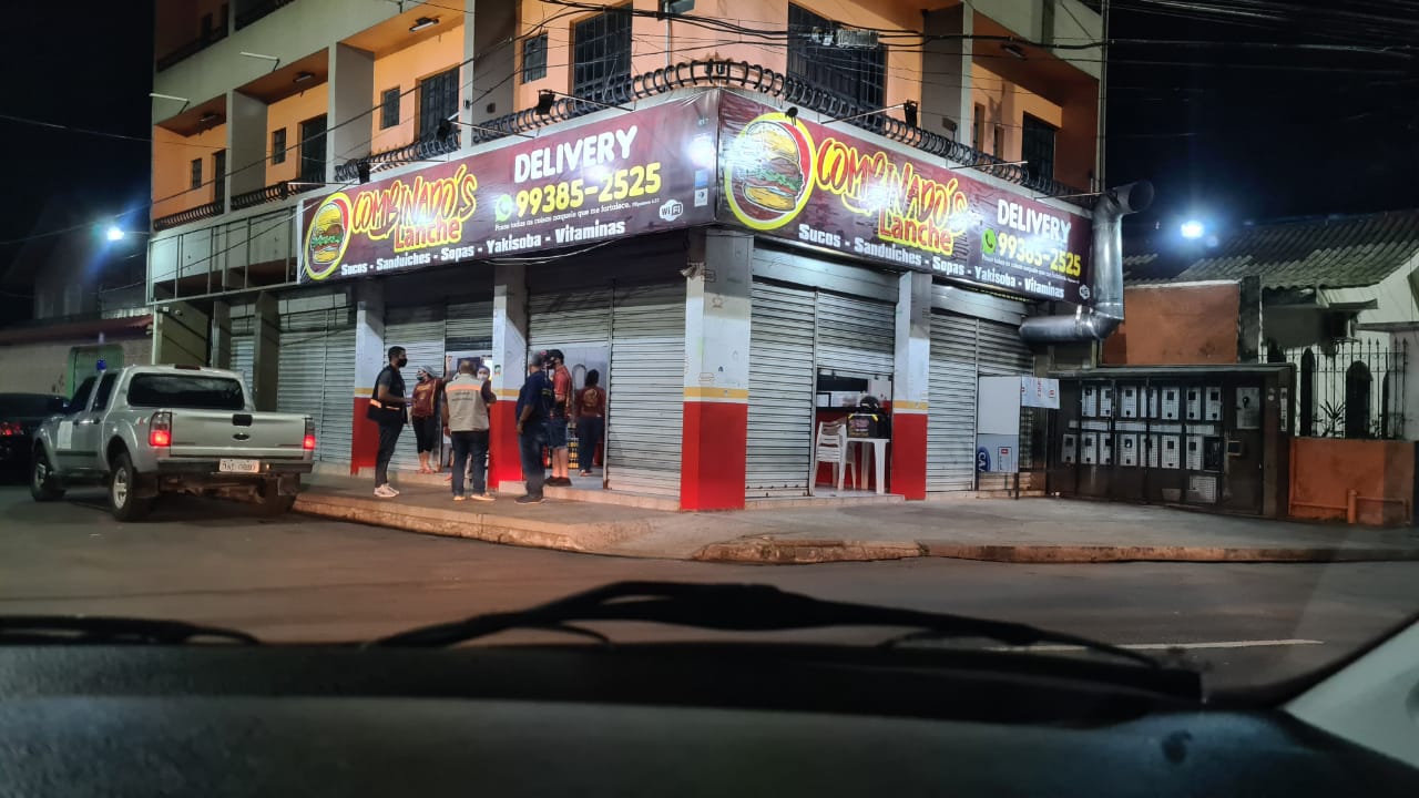 Central de Fiscalização notifica lanchonete durante operação em Manaus 