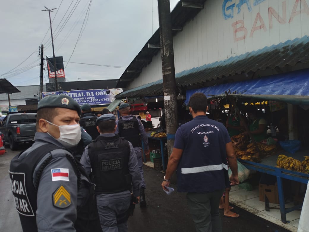 Feira e comércios são fechados por descumprir decreto em Manaus
