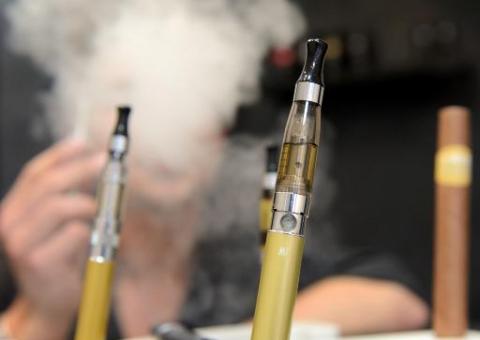 Cigarro eletrônico seria tão eficaz quanto adesivo de nicotina para parar de fumar