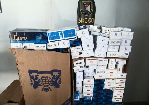 Mulher é presa com 900 pacotes de cigarros contrabandeados