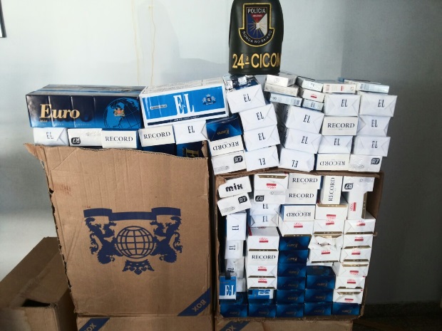 Mulher é presa com 900 pacotes de cigarros contrabandeados