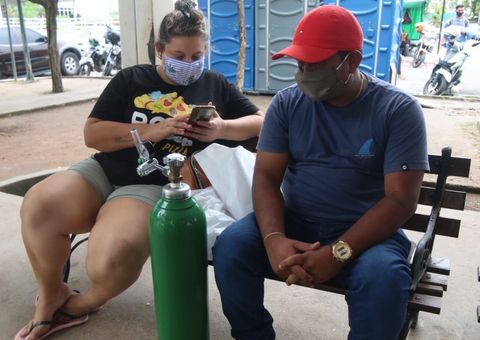 Filho de paciente faz plantão com oxigênio na frente do hospital em Manaus