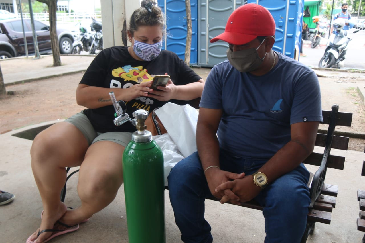 Filho de paciente faz plantão com oxigênio na frente do hospital em Manaus