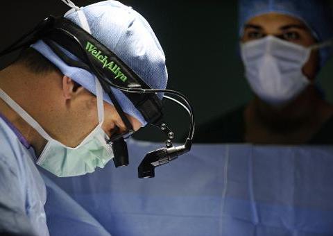 Espanhola é operada para extrair tumor de 25 kg do ovário