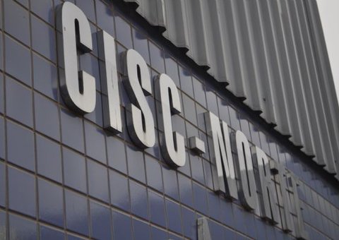 Mulher que traía o marido é flagrada fazendo sexo dentro do carro